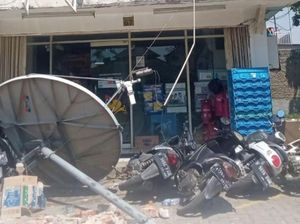 Parabola Minimarket di Cileungsi Bogor Roboh, Timpa 4 Motor