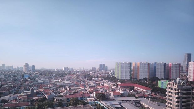 pemandangan kota usai water mist.
