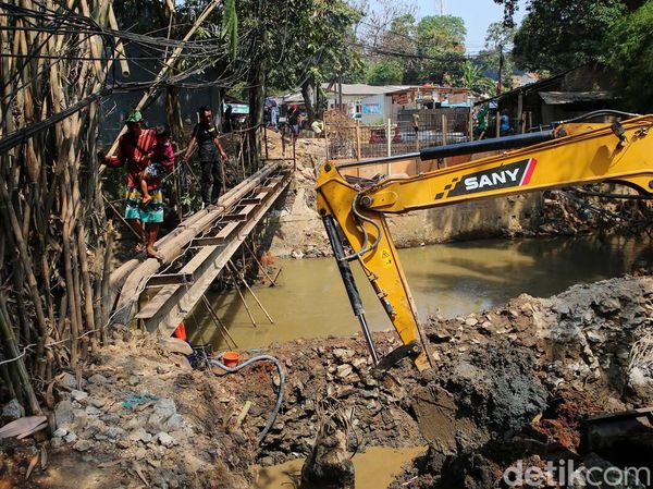 Melihat Progres Pembangunan Jembatan Kali Angke Tangsel