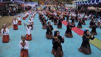 150 Penari Ramaikan Pembukaan Festival Kampung Nelayan Tomalou