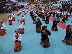 150 Penari Ramaikan Pembukaan Festival Kampung Nelayan Tomalou