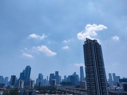 Langit Jakarta Biru dan Berawan, BMKG Ungkap Efek Angin Kencang