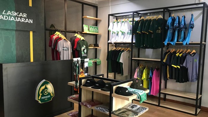 Persikabo 1973 mulai mengembangkan bisnisnya dengan membuka Toko Official Merchandise. Bertempat di Sentul City, toko mulai dibuka, Selasa (12/9/2023).