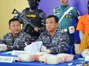 Kejar-kejaran di Laut, TNI AL Gagalkan Penyelundupan 5,4 Kg Sabu Asal Malaysia Kejar-kejaran di Laut, TNI AL Gagalkan Penyelundupan 5,4 Kg Sabu Asal Malaysia