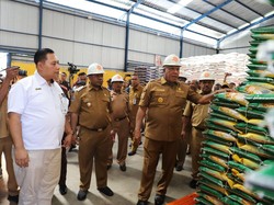 Pj Gubernur Papua Barat Salurkan Beras ke 32.919 Warga, ASN Dilarang Jual