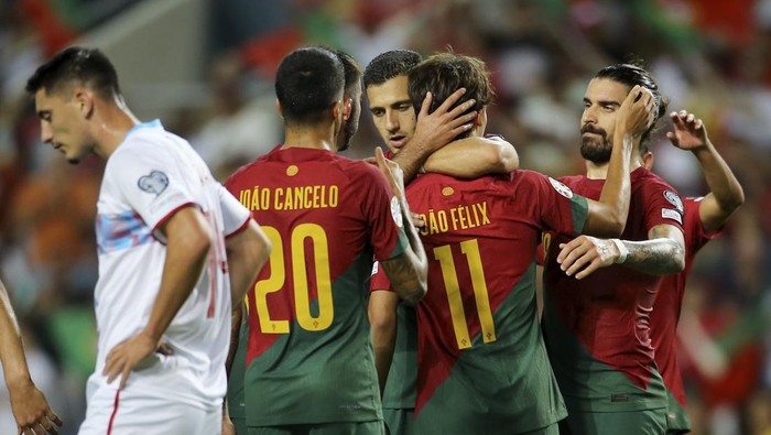 Portugal players celebrate celebrate after Joao Felix scored their ninth goal during the Euro 2024 group J qualifying soccer match between Portugal and Luxembourg at the Algarve stadium outside Faro, Portugal, Monday, Sept. 11, 2023. (AP Photo/Joao Matos)
