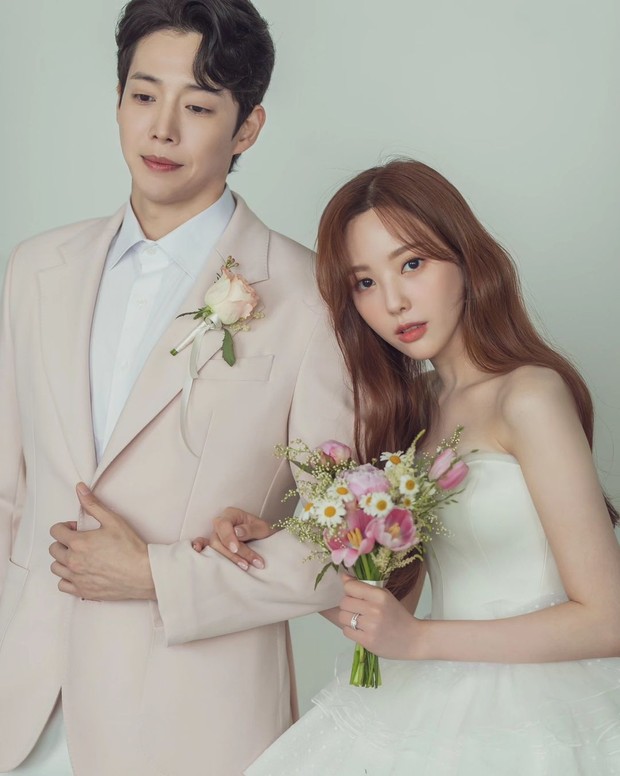 Potret Kim Dong Ho dan Yoonjo dalam foto pre-wedding