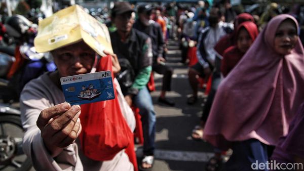 Potret Membludaknya Antrean Pengambilan Sembako Subsidi di Cipinang