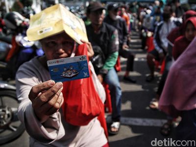 Potret Membludaknya Antrean Pengambilan Sembako Subsidi di Cipinang