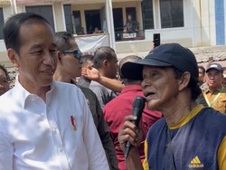 Saat Jokowi Senyum-senyum Mendengar Pengamen Bernyanyi di Pasar Cilegon