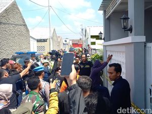 Rekonstruksi Pembunuhan Dian Dosen UIN Solo, Pelaku Sempat Diteriaki Warga Rekonstruksi Pembunuhan Dian Dosen UIN Solo, Pelaku Sempat Diteriaki Warga