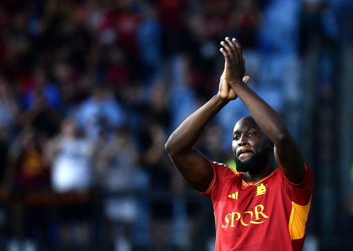 Romas Belgian forward Romelu Lukaku greets the fans prior to the Italian Serie A football match between AS Roma and AC Milan at the Olympic stadium in Rome on September 1, 2023. (Photo by Filippo MONTEFORTE / AFP)