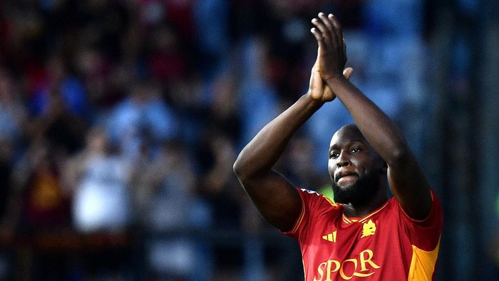 Romelu Lukaku Roma's Belgian forward Romelu Lukaku greets the fans prior to the Italian Serie A football match between AS Roma and AC Milan at the Olympic stadium in Rome on September 1, 2023. (Photo by Filippo MONTEFORTE / AFP)