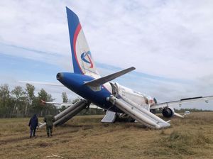 Foto-foto Airbus A320 Rusia yang Mendarat Darurat di Siberia Foto-foto Airbus A320 Rusia yang Mendarat Darurat di Siberia