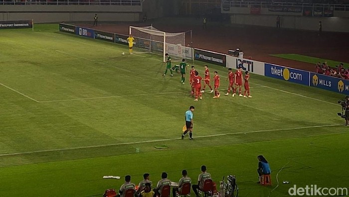Selebrasi pemain Timnas Indonesia U-23 usai mengalahkan Timnas Turkmenistan U-23 di Stadion Manahan Solo, Selasa (12/9/2023) malam.