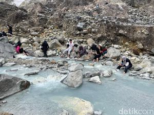 Sensasi Berendam Air Panas di Kawah Ratu Gunung Salak Bogor