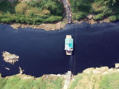 Potret Sungai Cileungsi Tercemar Limbah Industri