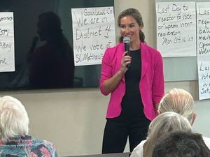 Foto Caleg Wanita Kontroversial yang Siarkan Adegan Intim dengan Suami