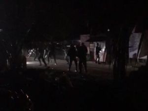 Detik-detik Bentrok 8 Oknum TNI Vs Warga di Halmahera Tengah Detik-detik Bentrok 8 Oknum TNI Vs Warga di Halmahera Tengah