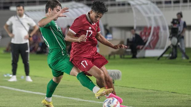 Pesepakbola Timnas Indonesia Rafael William Struick (kanan) berebut bola dengan Pesepakbola Turkmenistan Umarov Salim (kiri) pada pertandingan grup K kualifikasi Piala Asia U-23 AFC 2024 di Stadion Manahan, Solo, Jawa Tengah, Selasa (12/9/2023). Timnas Indonesia U-23 menang atas Turkmenistan dengan skor 2-0 dan memastikan lolos ke putaran final Piala Asia U-23 Qatar 2024. ANTARA FOTO/Mohammad Ayudha/hp.