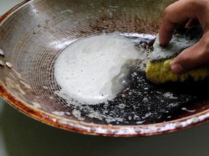 5 Cara Membersihkan Kerak Hitam Pada Wajan dan Panci
