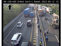 Muatan Besi Gulung Jatuh di Tol Semarang Km 430, Sempat Bikin Macet