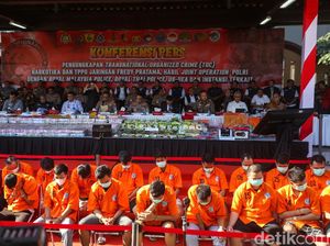 Balita Merangkak Keluar dari Truk Ringsek Usai Kecelakaan di Lampung Balita Merangkak Keluar dari Truk Ringsek Usai Kecelakaan di Lampung