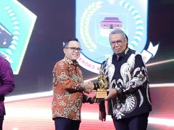 Pemkot Tangsel Raih Penghargaan Pelayanan Publik, Benyamin: Jadi Motivasi
