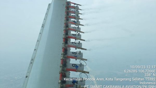 Penampakan Pesawat Bilas Polusi Udara Jakarta