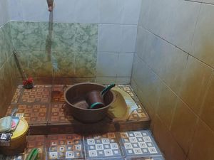 Warga Gunung Sindur yang Sumurnya Tercemar BBM Dapat Sumbangan Air Bersih