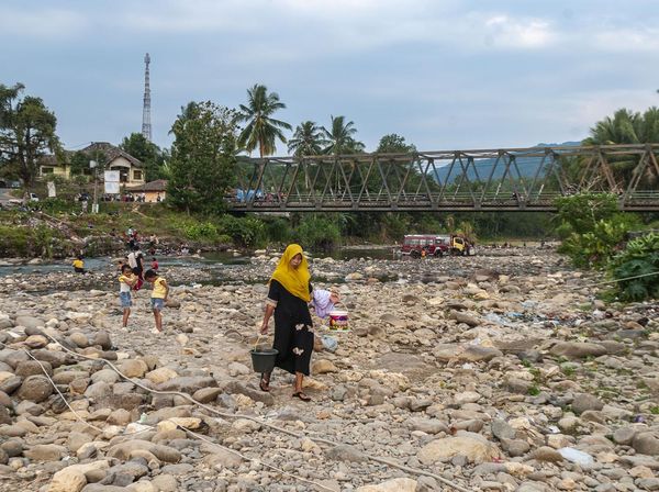 Potret Air Sungai Cisimeut Menyusut Gegera Kemarau