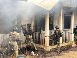 Kronologi KKB Bakar 10 Rumah Nakes di Puncak Papua-Baku Tembak dengan TNI