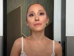 Buka-bukaan Ariana Grande Pakai Filler dan Botox Biar Awet Muda