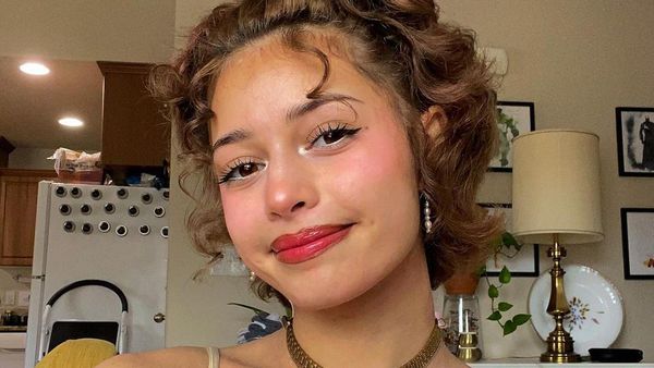 Percaya Diri Audrey Lane yang Tampil dengan Ketiak Berbulu