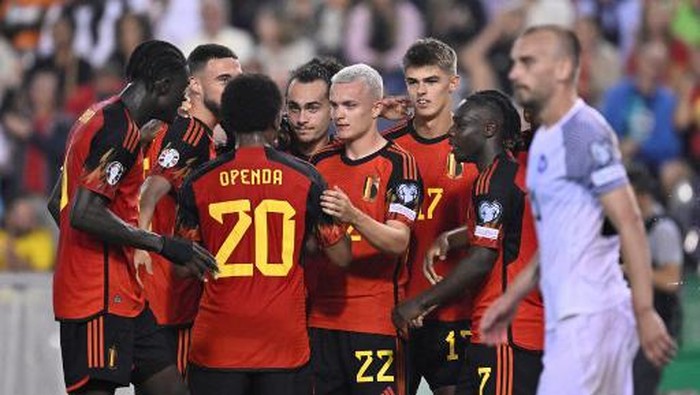 Belgiums forward #17 Charles De Ketelaere (2R) celebrates with teammates after scoring during the Euro 2024 football tournament group F qualifying match between Belgium and Estonia at King Baudouin Stadium in Brussels, on September 12, 2023. (Photo by JOHN THYS / AFP)