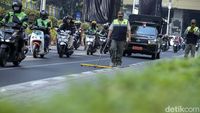 Aksi Petugas Sisir Jalan Cari Ranjau Paku di Jaksel