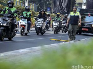 Aksi Petugas Sisir Jalan Cari Ranjau Paku di Jaksel