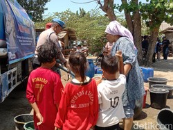 Kala Messi dan Ronaldo Ikut Antre Air Bersih di Indramayu