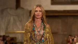10 Koleksi Ralph Lauren Spring/ Summer 2024, Dress Emas Hingga Floral