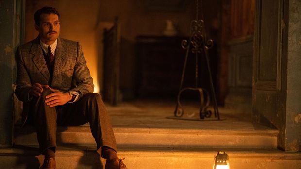 Film A Haunting in Venice (2023) Jamie Dornan as Dr. Leslie Ferrier in 20th Century Studios' A HAUNTING IN VENICE. Photo by Rob Youngson. © 2023 20th Century Studios. All Rights Reserved.