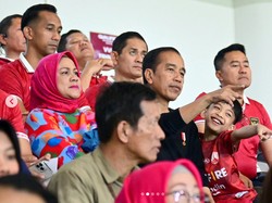 Gaya Iriana Jokowi Nonton Timnas, Pakai Sweater Imut Seharga Motor