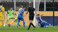 Frattesi kembali mencetak gol pada menit ke-29 untuk menggandakan keunggulan Italia. Sempat dianulir karena offside, VAR kemudian menyatakan bahwa gol Frattesi sah. AP/Luca Bruno  