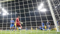 Ukraina memperkecil ketertinggalan pada menit ke-41. Andriy Yarmolenko memanfaatkan kemelut di depan gawang Italia untuk mencetak gol. AP/Luca Bruno  