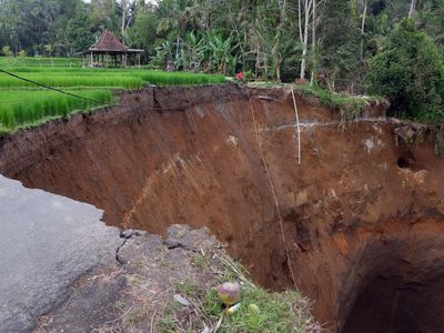 Jalan Akses Wisata di Gianyar Bali Ambles, Turis Putar Balik