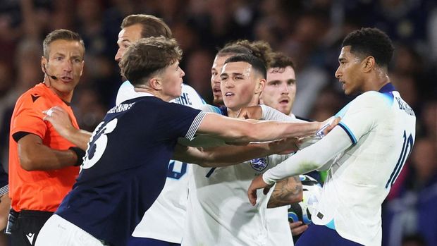 Soccer Football - International Friendly - Scotland v England - Hampden Park, Glasgow, Scotland, Britain - September 12, 2023 Scotland's Jack Hendry clashes with England's Jude Bellingham Action Images via Reuters/Lee Smith