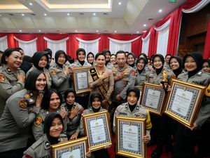 Kapolri Tekankan Polwan Harus Jadi Cooling System Pemilu 2024