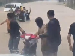 Banjir Bandang Terjang Kawasan PT IWIP di Halteng, Jalan-Motor Terendam