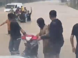 Banjir Bandang Terjang Kawasan PT IWIP di Halteng, Jalan-Motor Terendam Banjir Bandang Terjang Kawasan PT IWIP di Halteng, Jalan-Motor Terendam