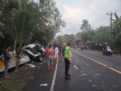 Tabrakan Truk Vs Pikap di Jalan Denpasar-Gilimanuk, Sopir Patah Tangan
