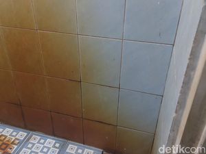 Penampakan Piring hingga WC Jadi Kuning Karena Air Sumur Warga Gunung Sindur Tercampur BBM Penampakan Piring hingga WC Jadi Kuning Karena Air Sumur Warga Gunung Sindur Tercampur BBM